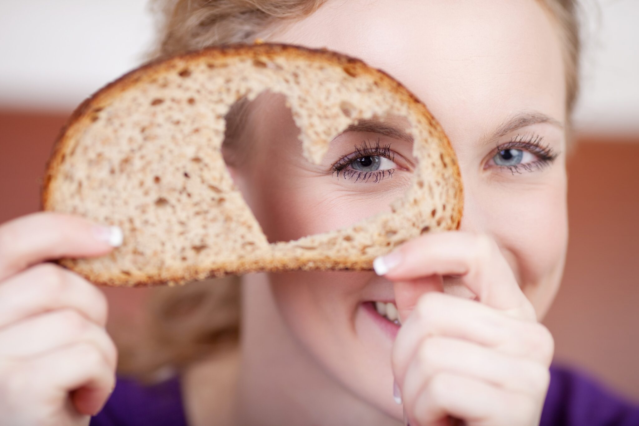 Баба булочка. Девушка с хлебом. Девушка ест хлеб. Человек ест хлеб. Человек ест булку.